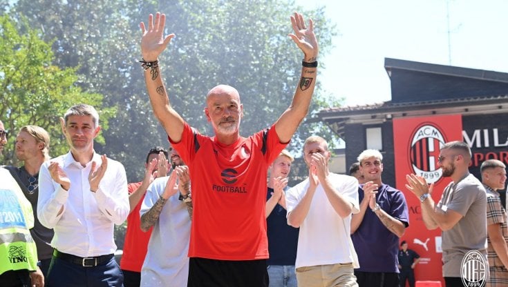 Stefano Pioli saluta i tifosi (foto profilo twitter Milan)
