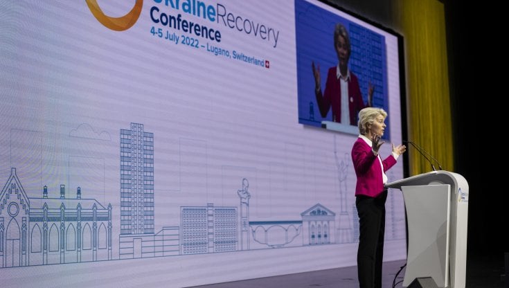 Ucraina, la proposta di Von der Leyen: "Una conferenza internazionale per la ricostruzione del Paese"
