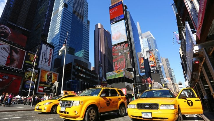 Gli iconici "yellow cab" a Times Square, New York