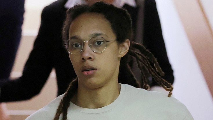 Brittney Griner detenuta in Russia scrive a Biden: "Riportami a casa. Mi manca mia moglie e la squadra: sono terrorizzata"