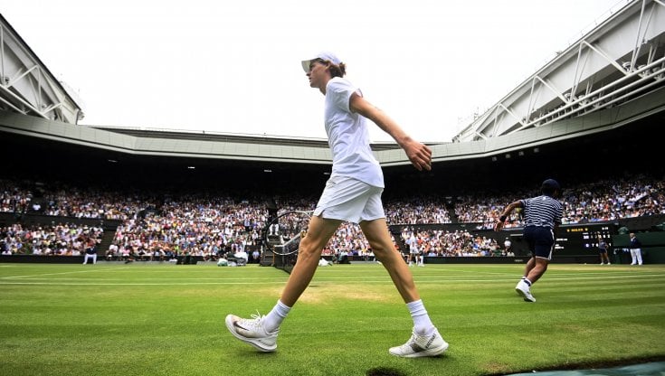 Jannik Sinner durante il match con Novak Djokovic