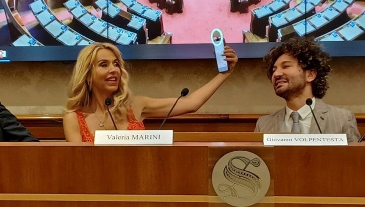 Valeria Marini nella sala Caduti di Nassiriya del Senato per la presentazione del brano Baci Stellari. 