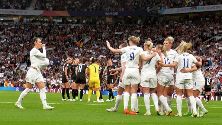 Le inglesi festeggiano il gol vittoria