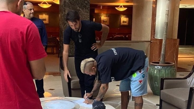Il momento della firma di Vidal con il Flamengo