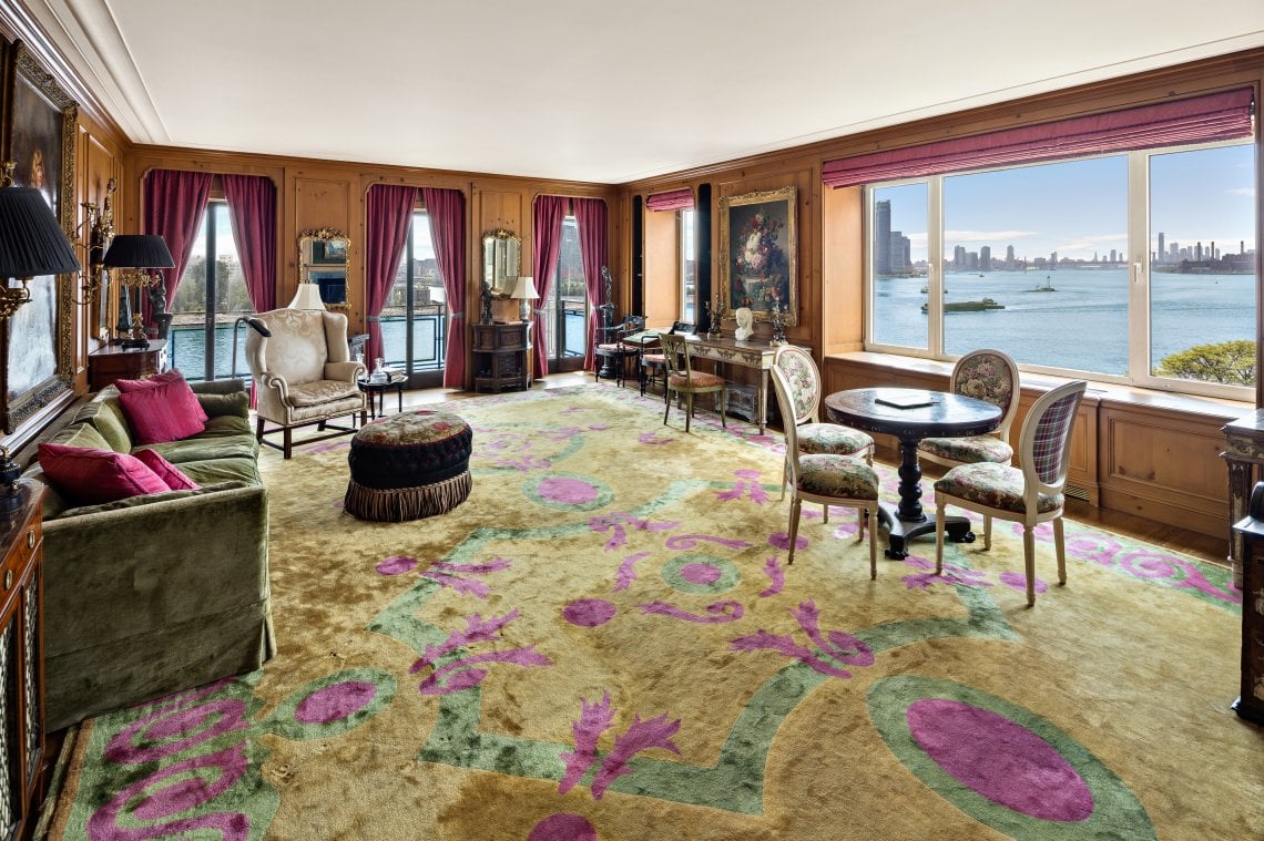 Il salotto con vista&nbsp;sull'East River