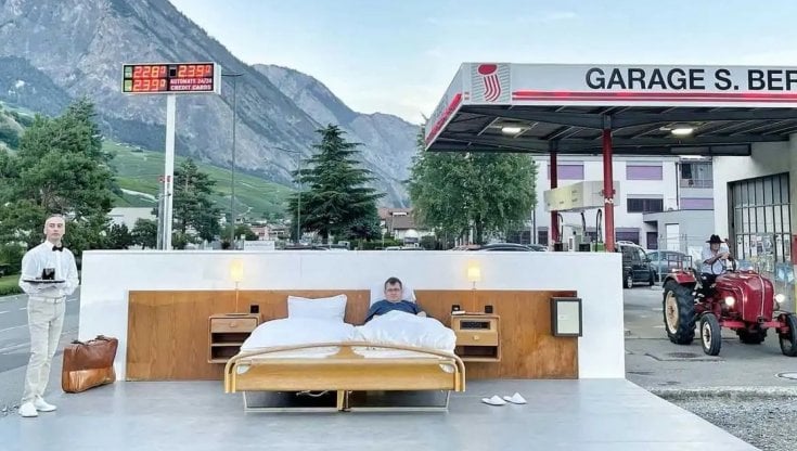 Metti un letto in una stazione di servizio: è l'hotel d'estate