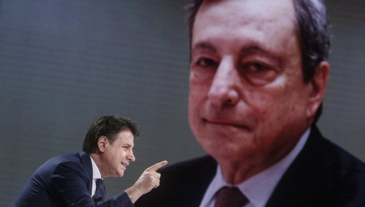 Il leader del Movimento 5 Stelle, Giuseppe Conte e dietro una foto del premier Mario Draghi, durante la trasmissione televisiva 