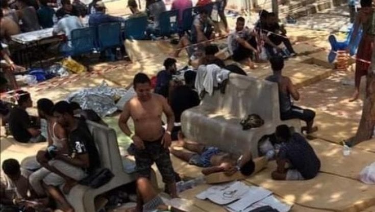 Vergogna a Lampedusa, duemila migranti ammassati tra i rifiuti