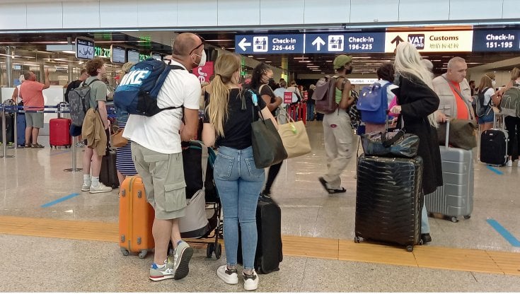 In Italia o all'estero, cosa fare se il Covid colpisce in vacanza