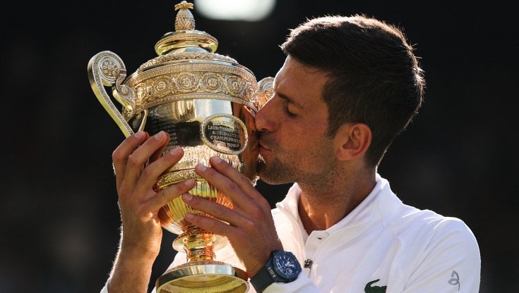 Djokovic bacia la coppa di Wimbledon