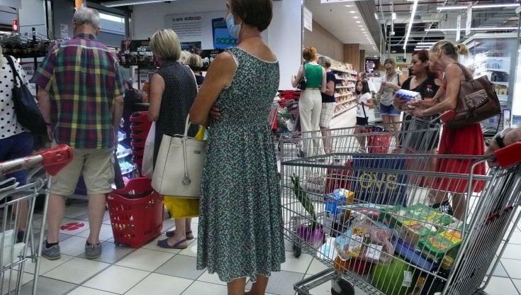 Istat, inflazione e calo della fiducia delle famiglie pesano sulla crescita. Tagli agli acquisti di alimentari