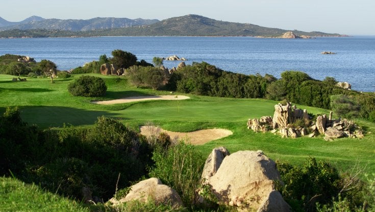Giocando a golf con vista mare