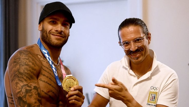 Marcell Jacobs con il chiropratico Renaud Dejean