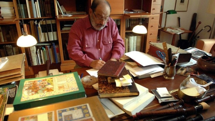 Umberto Eco nel suo studio