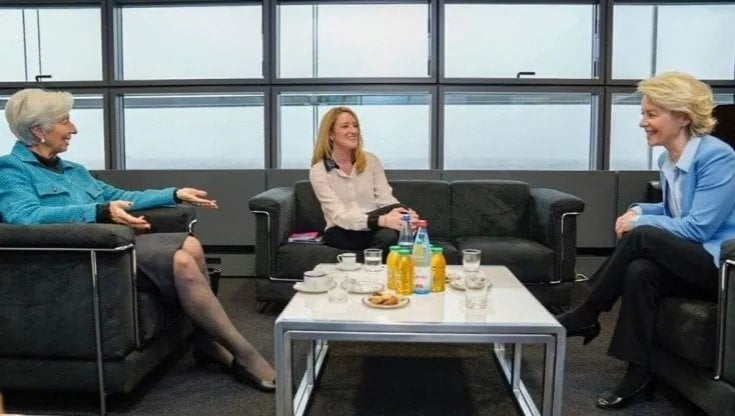 Da sinistra, la presidente della Bce Christine Lagarde, la presidente  dell'Europarlamento Roberta Metsola e la presidente della Commissione Ue  Ursula von der Leyen 