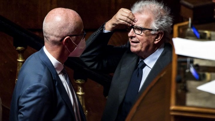 Il senatore dem Luigi Zanda nell'Aula del Senato durante il voto sul decreto Aiuti