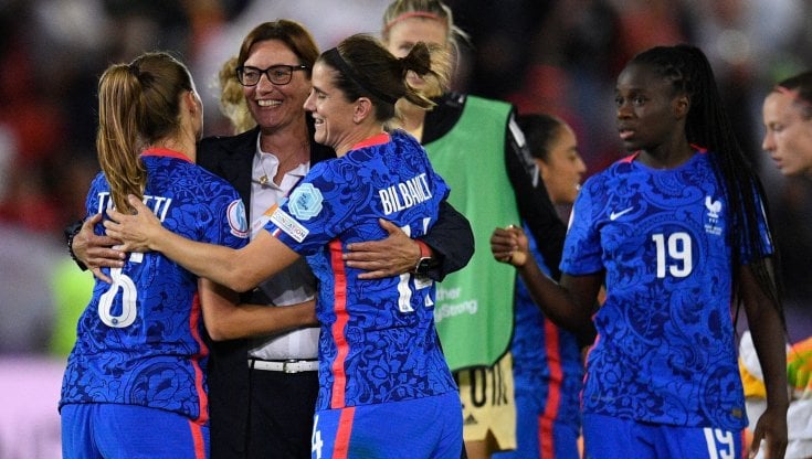 Le giocatrici della Francia festeggiano la qualificazione a fine partita