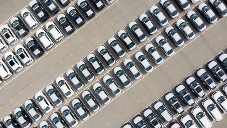 Auto, continua il crollo delle immatricolazioni: a giugno -16,8% rispetto al 2021