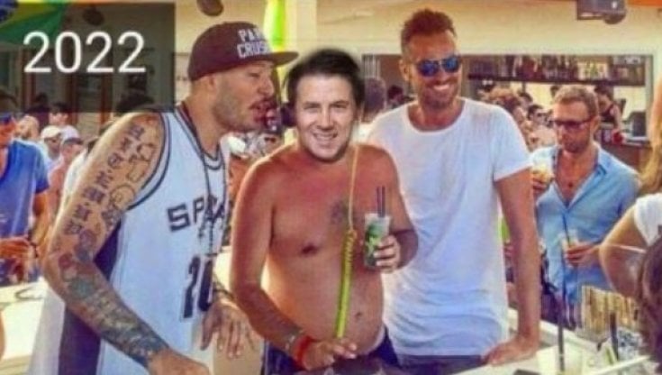 Il fotomontaggio con il volto di Conte sul corpo di Salvini al Papeete nel 2019 postato (e poi rimosso) dal 5S Riccardo Fraccaro