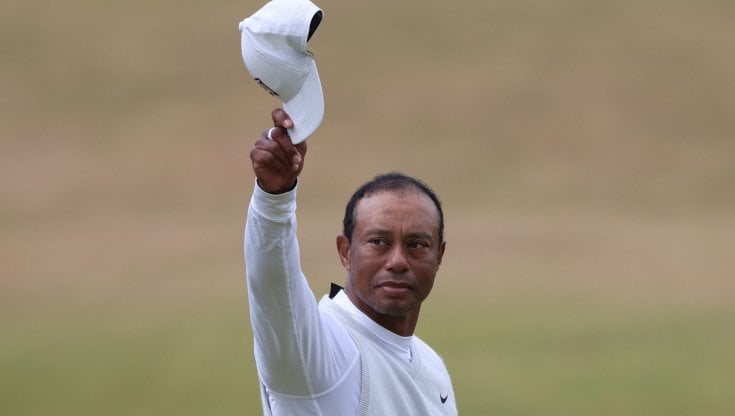 Tiger Woods saluta il pubblico di St. Andrews