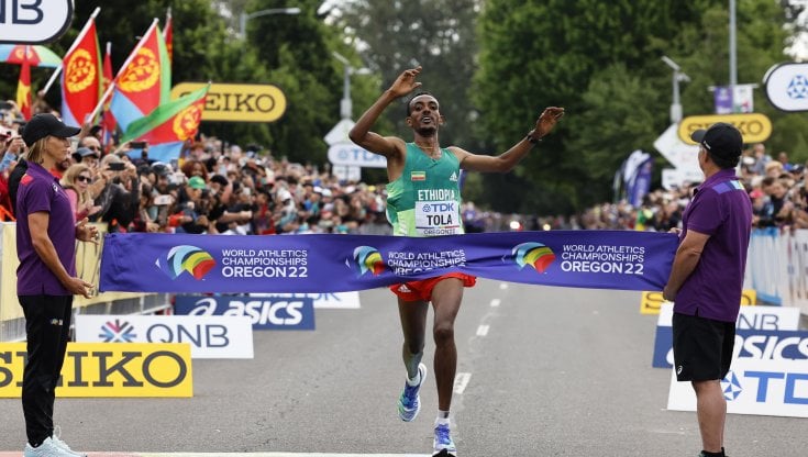L'arrivo di Tamirat Tola: la maratona parla etiope