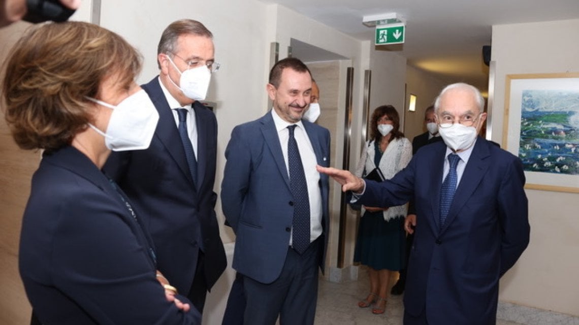 Anche il presidente della Corte Costituzionale Giuliano Amato (primo da destra) alla Relazione annuale dell'Antitrust