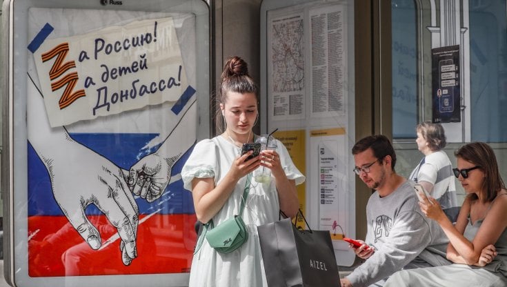 Un poster a sostegno dell'offensiva in Ucraina a una fermata del bus a Mosca