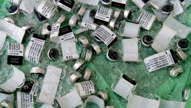 Vaccini scaduti, oltre un miliardo di dosi inutilizzate: dosi in scadenza donate ai Paesi poveri