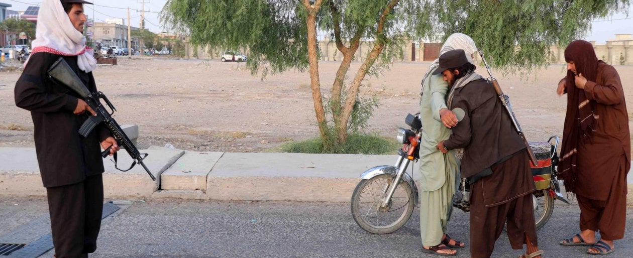 I talebani maltrattano il popolo afghano: perfino il ministro dell'Interno si dice preoccupato
