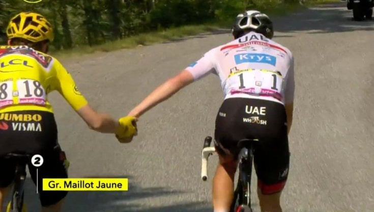 La stretta di mano tra Vingegaard (maglia gialla) e Pogacar dopo la caduta dello sloveno