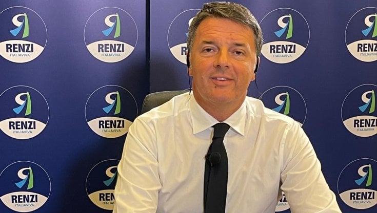 Renzi lancia il nuovo logo (una R rovesciata) e propone un rassemblement di centro contro la destra: "No ai veti incrociati"