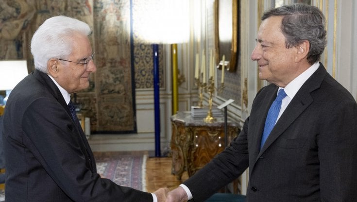 Gli auguri di compleanno di Draghi a Mattarella: "Garanzia di continuità e punto di riferimento per i cittadini. Grazie per la fiducia"