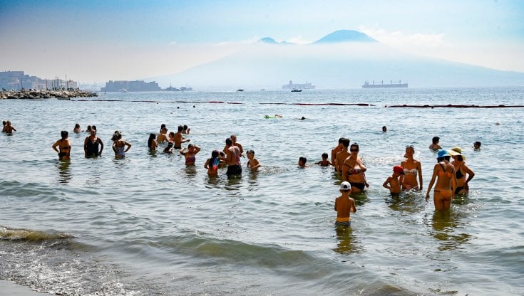 Italiani e vacanze: quest'anno no ai flirt in spiaggia, sì al cibo, ma senza sorprese