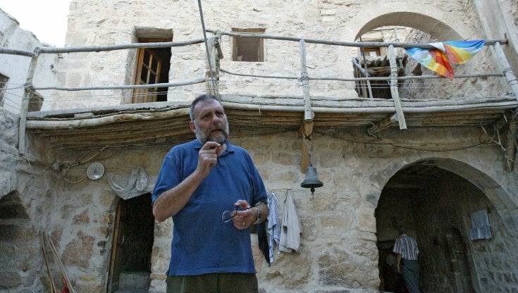 Padre Paolo Dall'Oglio nel monastero di Mar Musa, in Siria, nel 2007