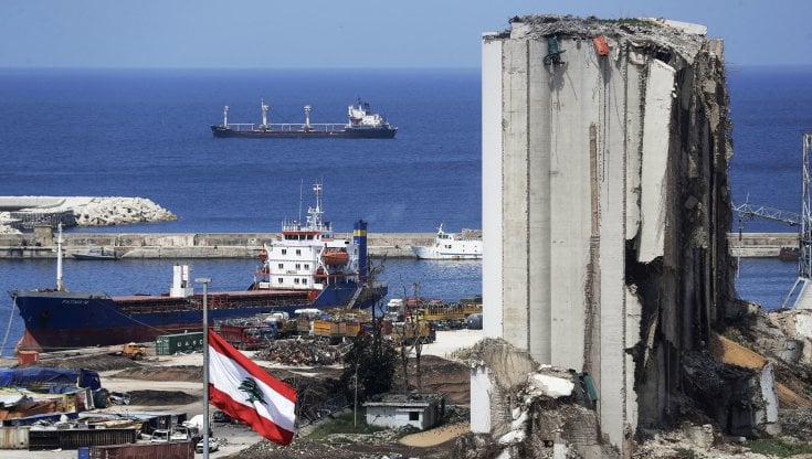 I resti dei silos del grano&nbsp;nel porto di Beirut: qui erano nascoste 2.750 tonnellate di nitrato&nbsp;di ammonio che saltarono in aria il 4 agosto 2020 (Afp via Getty Images)
