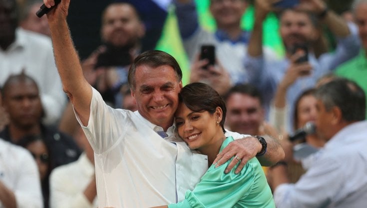 Brasile, Bolsonaro lancia la campagna elettorale: “I militari sono con noi”