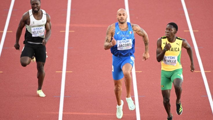 Marcell Jacobs (al centro) ai Mondiali di Eugene