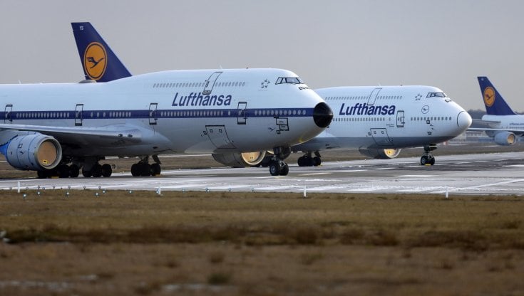 Sciopero aerei, Lufthansa costretta a cancellare quasi tutti i voli: 134mila passeggeri interessati