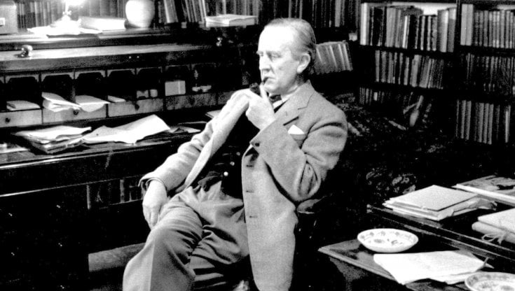 John Ronald Reul Tolkien (1892-1973), nel suo studio a Oxford (Hulton Archive / Getty Images)