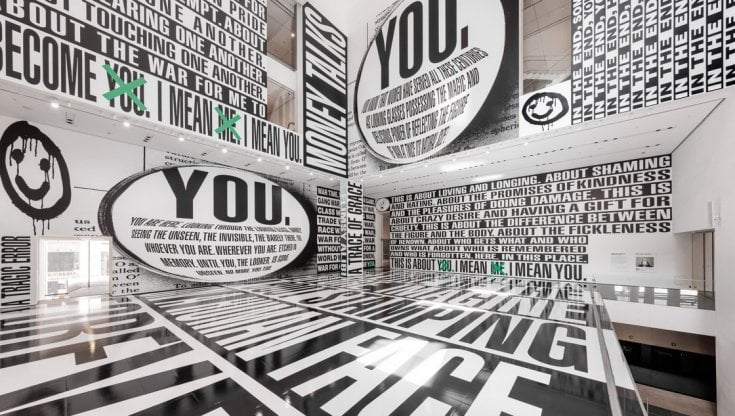 Le scritte di Barbara Kruger, femminista e attivista, al MoMA di New York