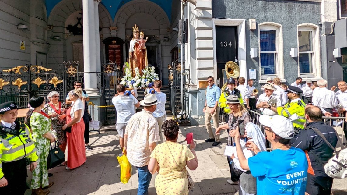 Dopo due anni di pandemia, è tornata la processione della chiesa italiana di Londra - la Repubblica