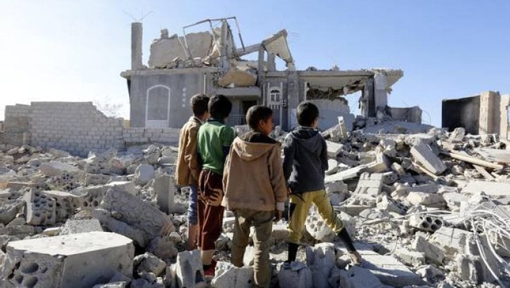 Yemen, ancora attacchi contro la popolazione civile: i bambini tra le vittime, il Paese allo stremo per la fame