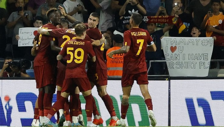 I giocatori della Roma festeggiano il gol di Ibanez