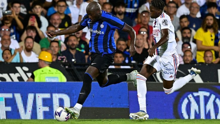 Lukaku in azione contro il Lione