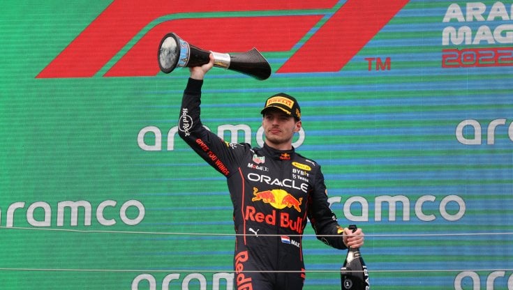 Max Verstappen festeggia sul podio