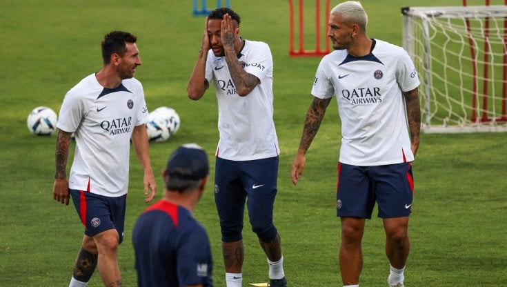 Paredes (primo da destra) in allenamento con Neymar e Messi
