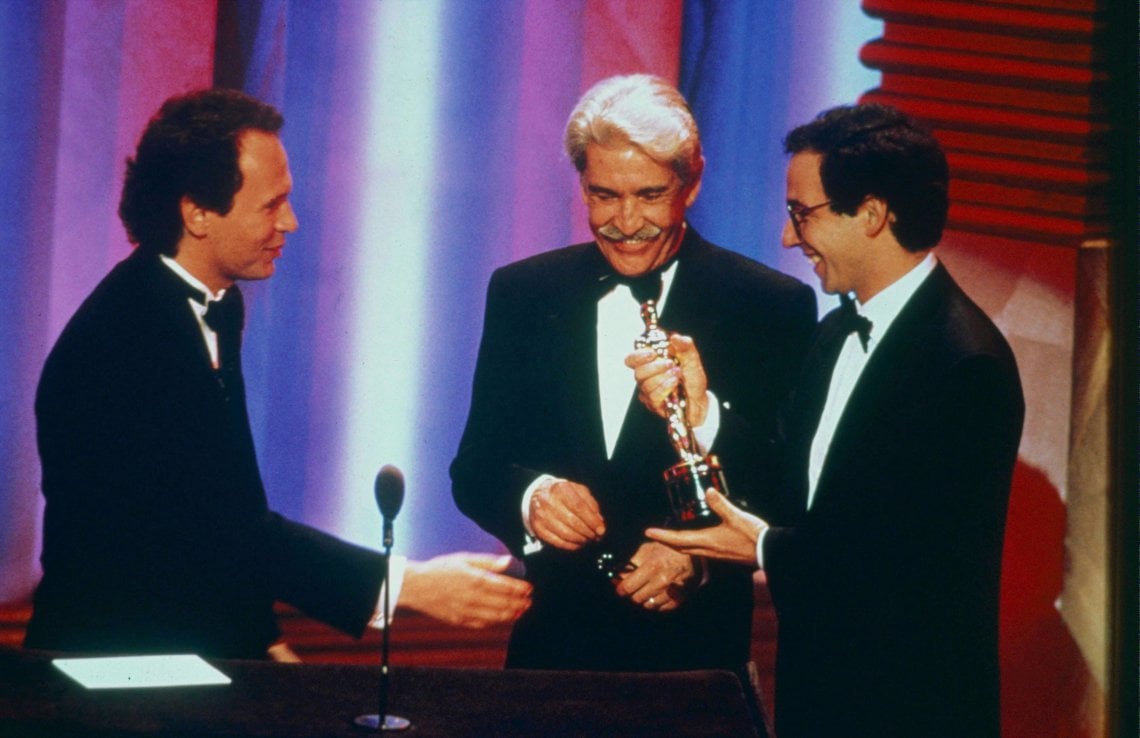 Billy Crystal e Franco Cristaldi consegnano l'Oscar e Giuseppe Tornatore