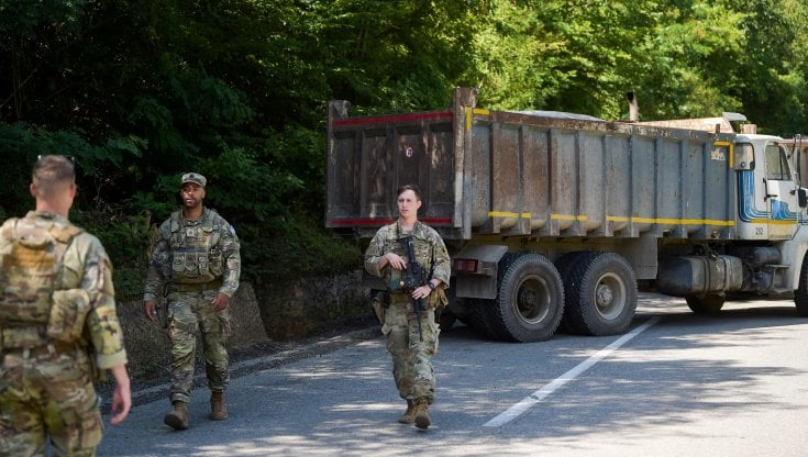 Soldati della Nato vicino alla citt&agrave; di Zubin Potok vicino a una strada con le barricate dei serbi