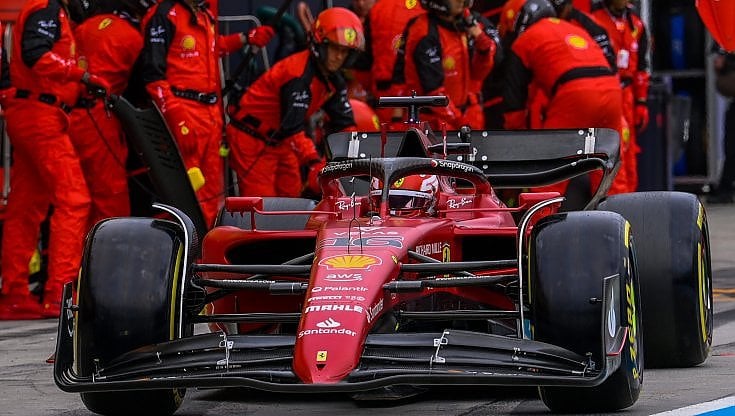 Charles Leclerc al box Ferrari