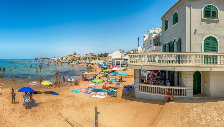 A destra, la casa del commissario Montalbano televisivo a Punta Secca, in provincia di Ragusa (Alamy / Ipa)